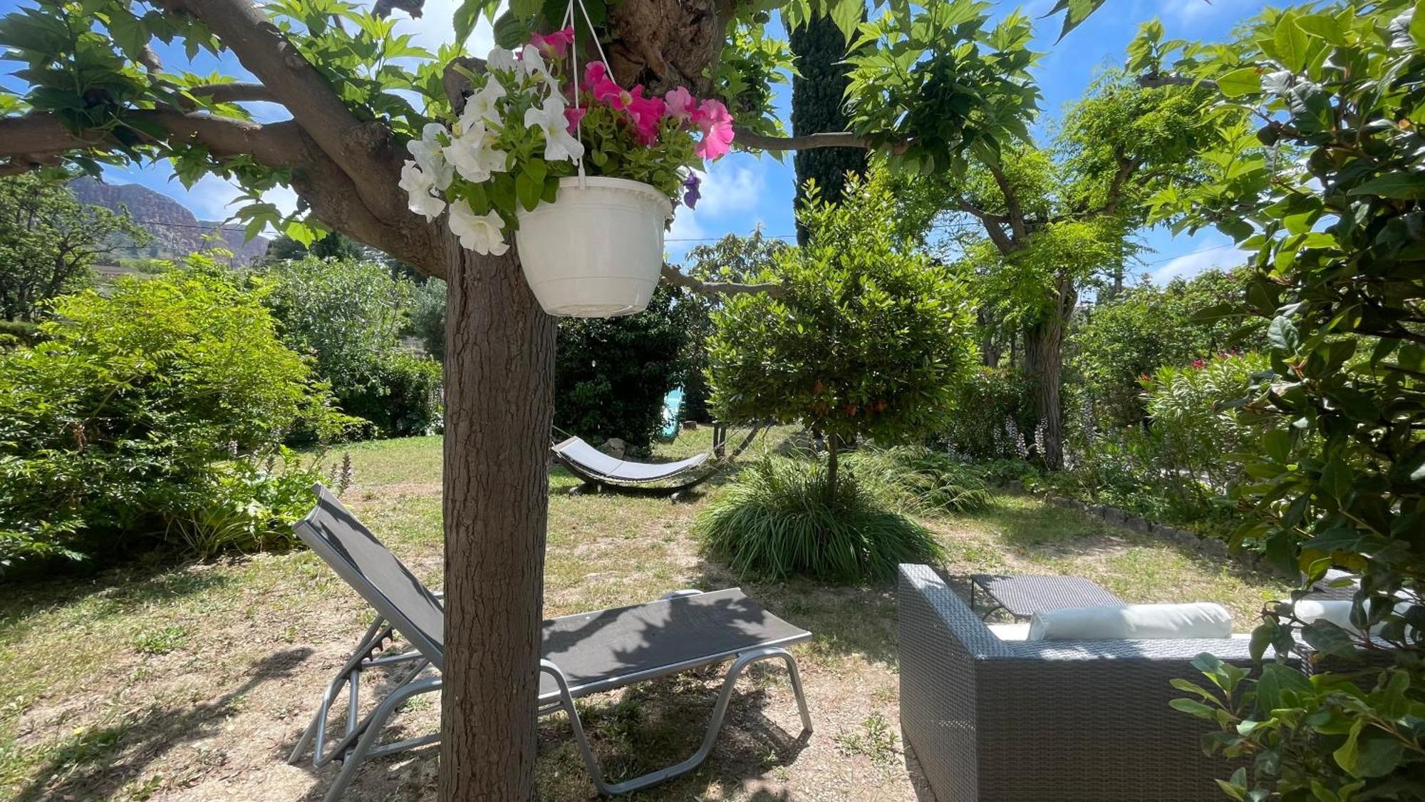 Large Private Garden, Quiet 2-Bedroom Apartment, Air Conditioning, Wifi, Parking Cassis Exterior foto